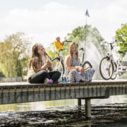Kinder mit Behinderung fahren Fahrrad mit dem Dreirad von Schuchmann
