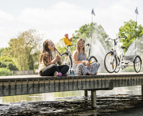 Kinder mit Behinderung fahren Fahrrad mit dem Dreirad von Schuchmann