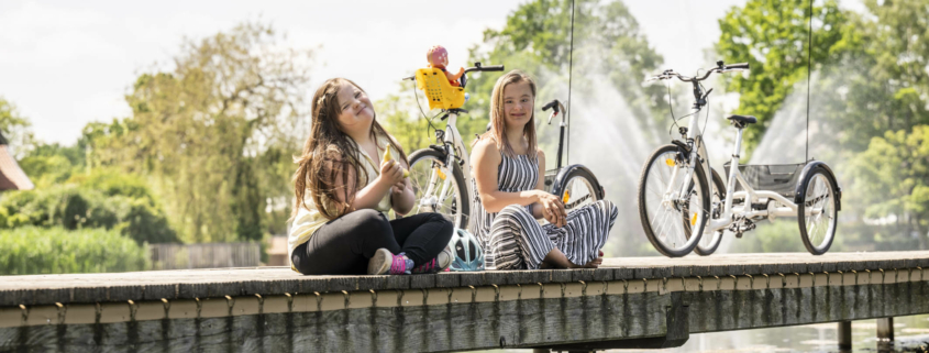 Kinder mit Behinderung fahren Fahrrad mit dem Dreirad von Schuchmann
