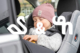 Kind mit Behinderung sitzt im Autositz von Schuchmann und Swandoo