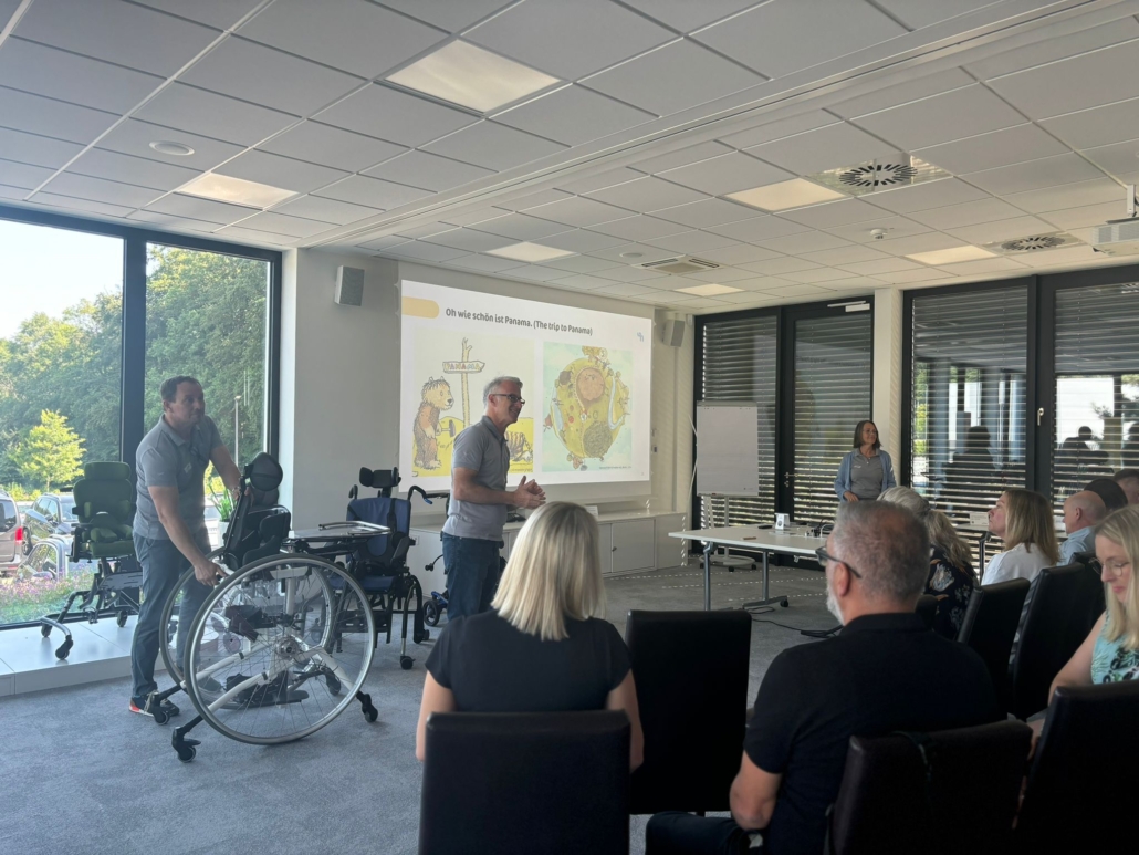 Schulungssituation mit Produkten während des International Meetings. Power Point Präsentation
