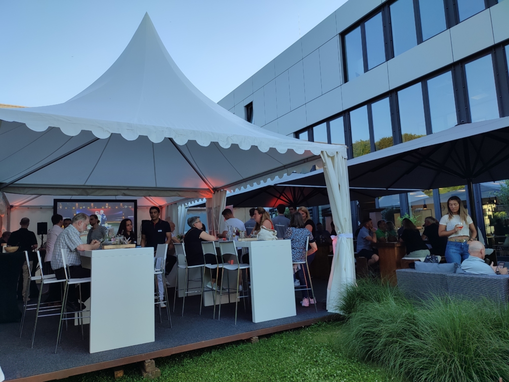 Pause während des International Meetings. Auf der Terrasse und in einem Zelt