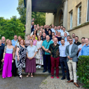 Gruppenbild vor einem Hotel der Teilnehmenden des International Meetings