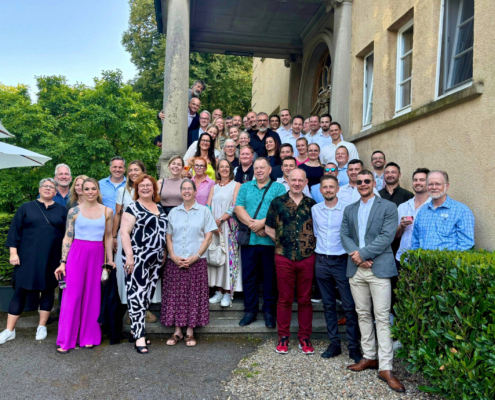 Gruppenbild vor einem Hotel der Teilnehmenden des International Meetings