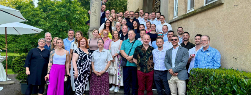 Gruppenbild vor einem Hotel der Teilnehmenden des International Meetings