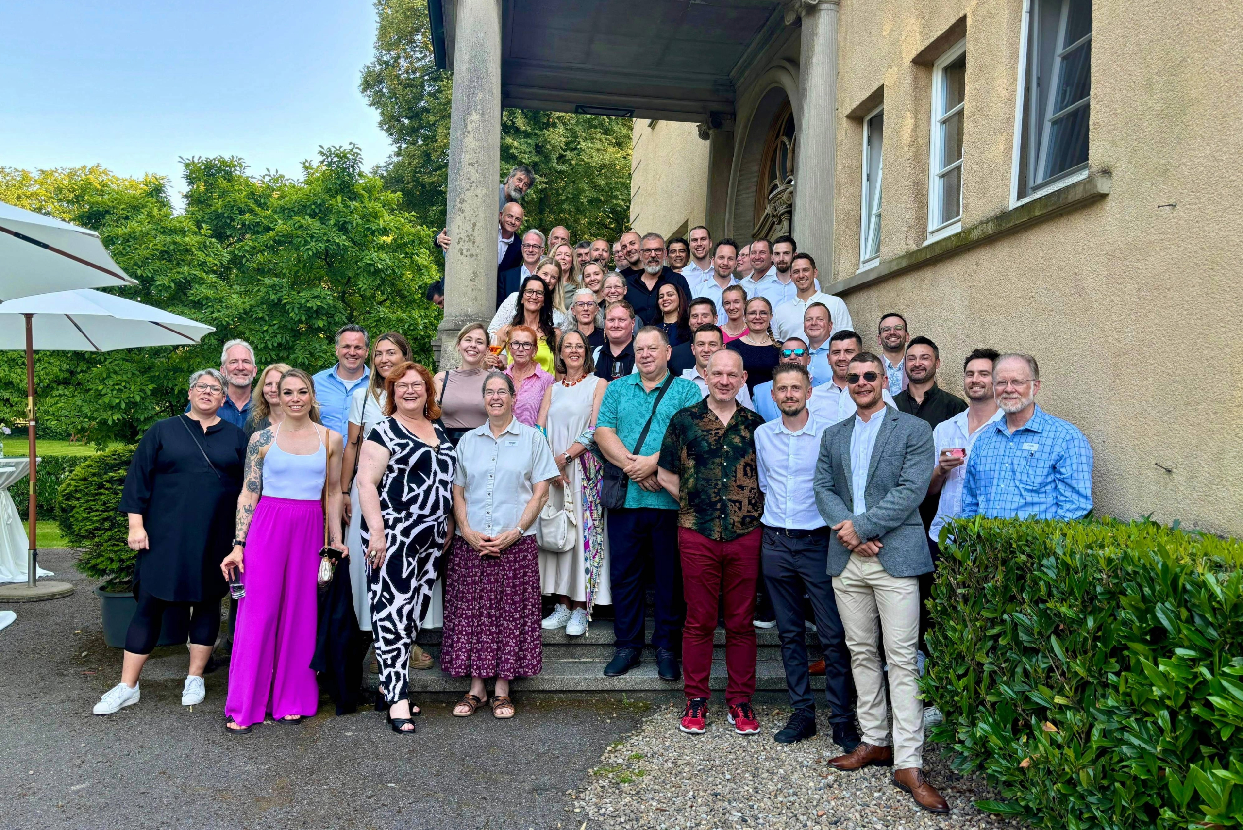Gruppenbild vor einem Hotel der Teilnehmenden des International Meetings