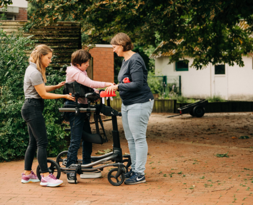 rifton „dynamic pacer." Gehtrainer mit Kind im Außenbereich