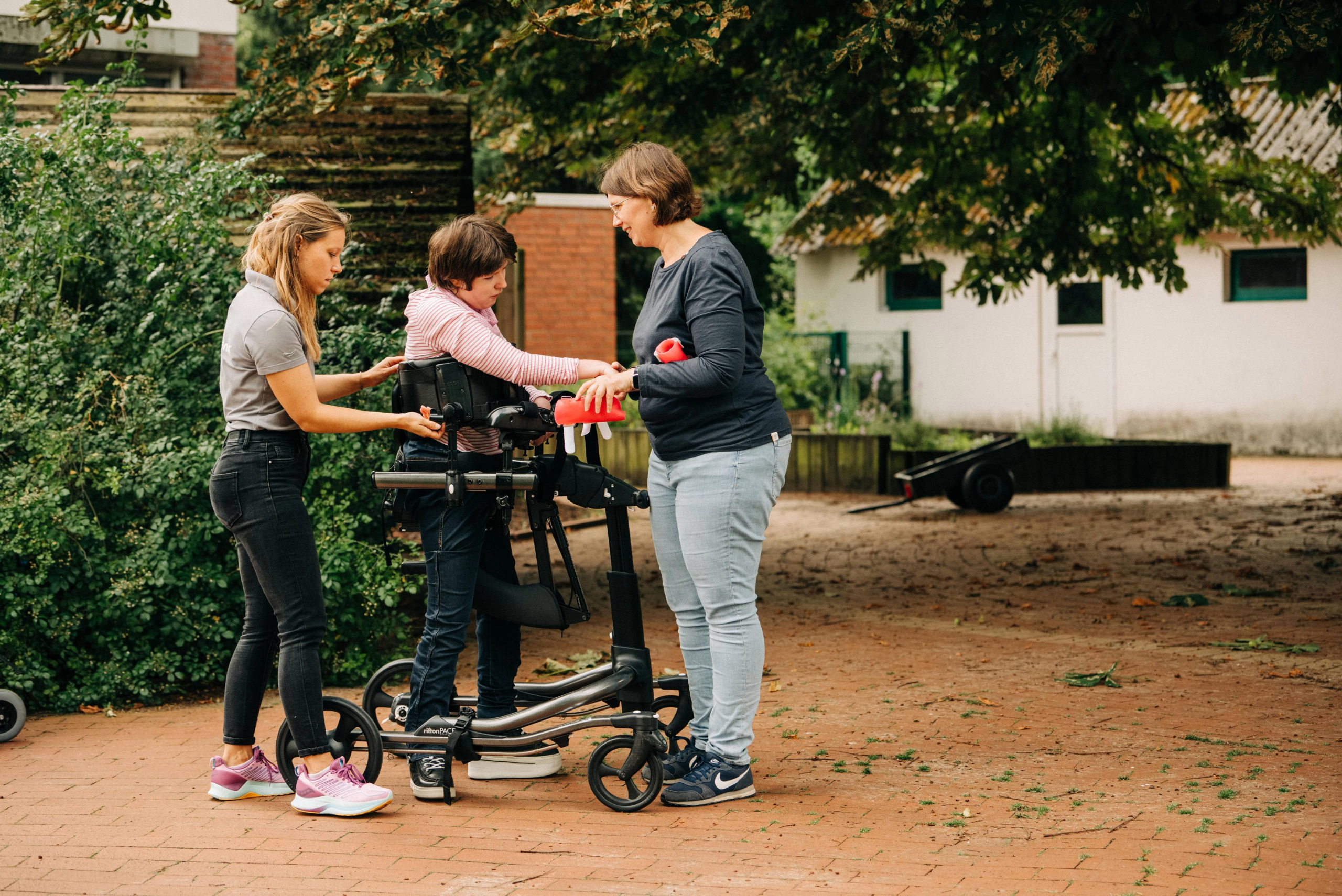 rifton „dynamic pacer." Gehtrainer mit Kind im Außenbereich