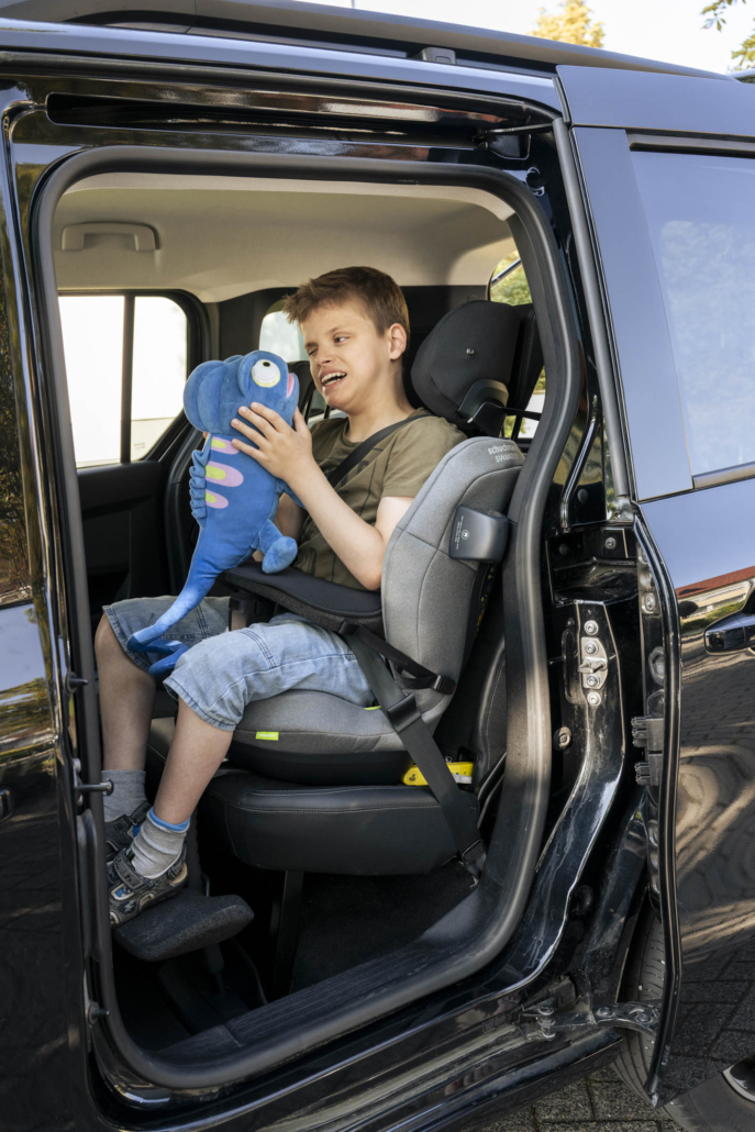 Schulkind im Kindersitz charlie integral. im Auto.